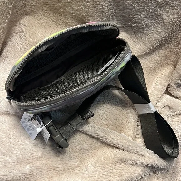 LULULEMON EVERYWHERE BELT BAG Hyper Dye Multi/Rover Unisex - Picture 8 of 8
